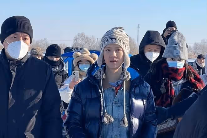 鹿晗與43歲鄧超同框生圖曝光！嘴角紋明顯臉發福，與精修圖差別大