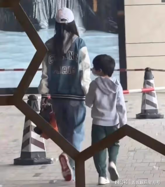 網友偶遇楊穎帶兒子逛街,5歲小海綿長高不少,現身演唱會惹爭議