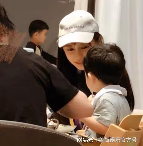 網友偶遇楊穎帶兒子逛街,5歲小海綿長高不少,現身演唱會惹爭議