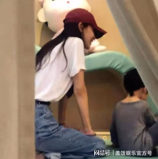 網友偶遇楊穎帶兒子逛街,5歲小海綿長高不少,現身演唱會惹爭議