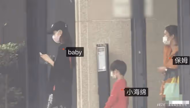 網友偶遇楊穎帶兒子逛街,5歲小海綿長高不少,現身演唱會惹爭議