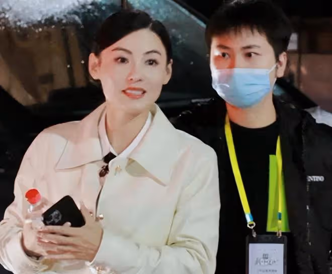 42歲張柏芝近況曝光!梳馬尾化淡妝似少女,被曝與霆鋒有復婚意願