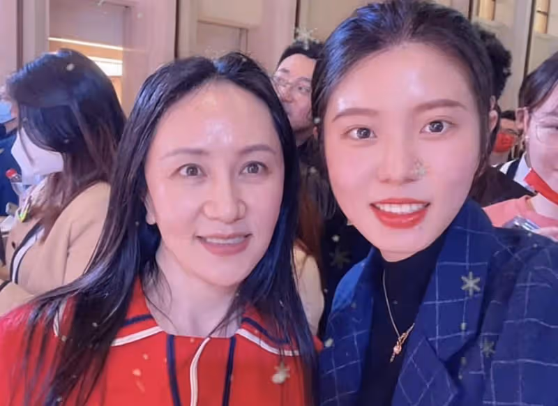 孟晚舟與美女網紅合影,臉型大變瘦成錐子臉,五官精緻氣質優雅