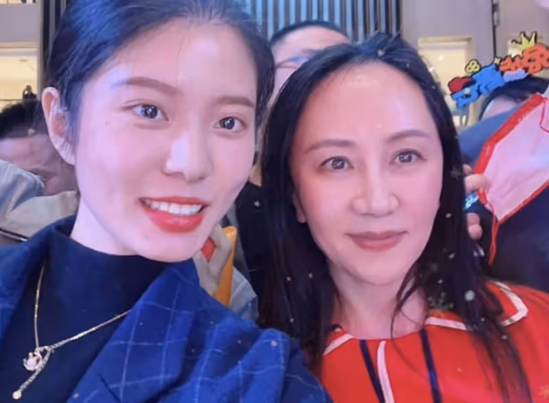 孟晚舟與美女網紅合影,臉型大變瘦成錐子臉,五官精緻氣質優雅