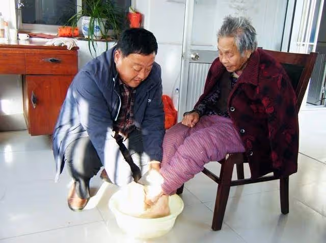 結婚後和公婆同住,婆婆每天不幹活,我去超市回來,婆婆開始下廚