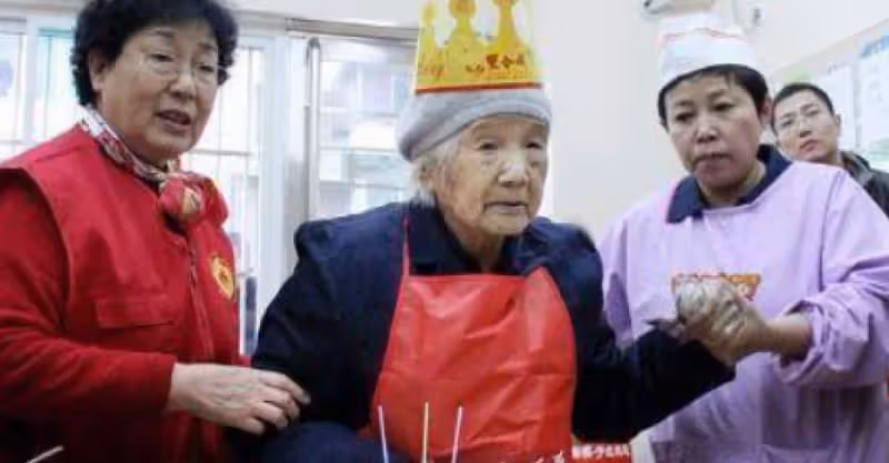 婆婆生日，兒媳帶800紅包慶祝，臨走婆婆送一兜玉米，打開落淚