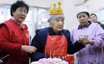 婆婆生日,兒媳帶800紅包慶祝,臨走婆婆送一兜玉米,打開落淚
