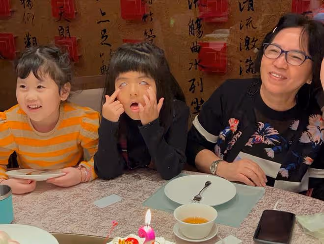 賈靜雯全家為老母過70大壽！波妞翻白眼搶鏡，患癌弟媳精神好