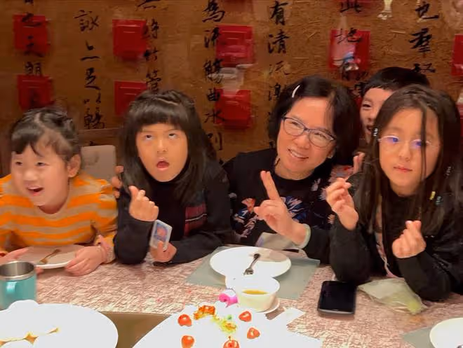 賈靜雯全家為老母過70大壽！波妞翻白眼搶鏡，患癌弟媳精神好