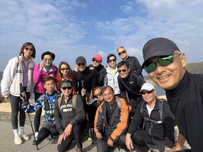 周潤發明星跑步隊被偶遇，多位大咖現身，苗僑偉被妻子緊摟太甜蜜