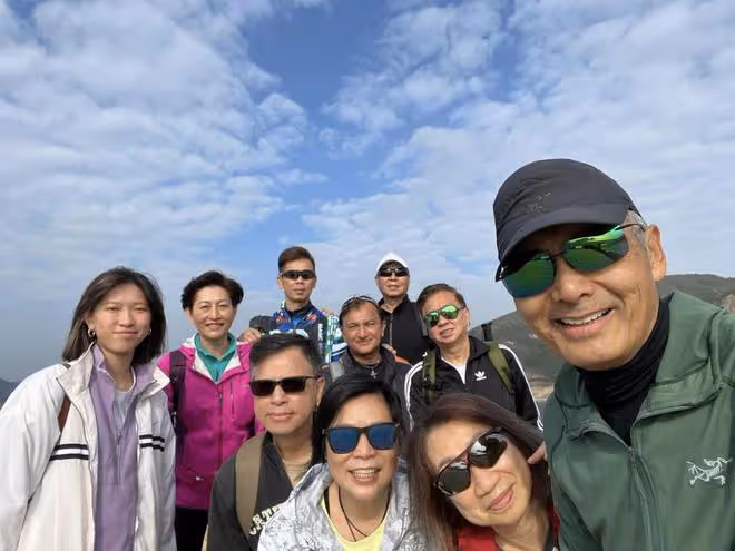 周潤發明星跑步隊被偶遇，多位大咖現身，苗僑偉被妻子緊摟太甜蜜