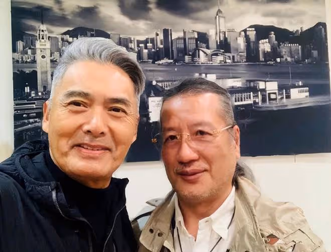周潤發明星跑步隊被偶遇，多位大咖現身，苗僑偉被妻子緊摟太甜蜜