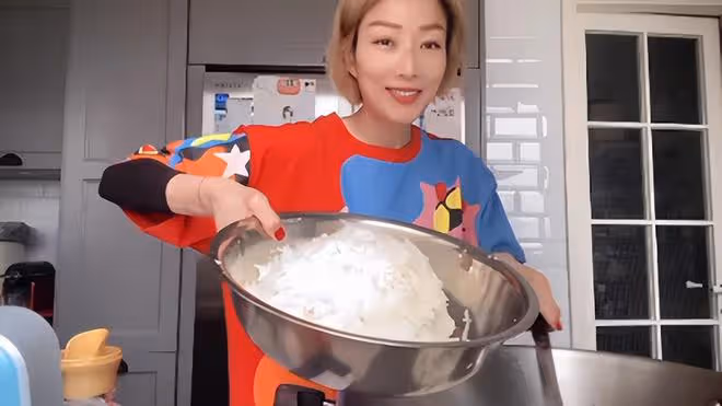 50歲鄭秀文迎春節，親自下廚做賀年食品，用塑料盆蒸蘿蔔糕接地氣