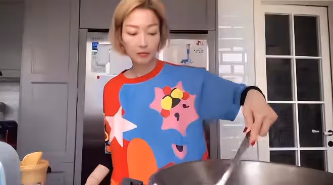 50歲鄭秀文迎春節，親自下廚做賀年食品，用塑料盆蒸蘿蔔糕接地氣