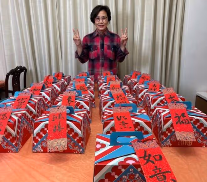 50歲鄭秀文迎春節，親自下廚做賀年食品，用塑料盆蒸蘿蔔糕接地氣