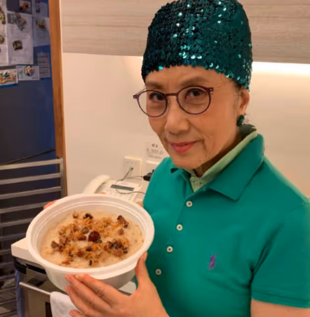 50歲鄭秀文迎春節，親自下廚做賀年食品，用塑料盆蒸蘿蔔糕接地氣