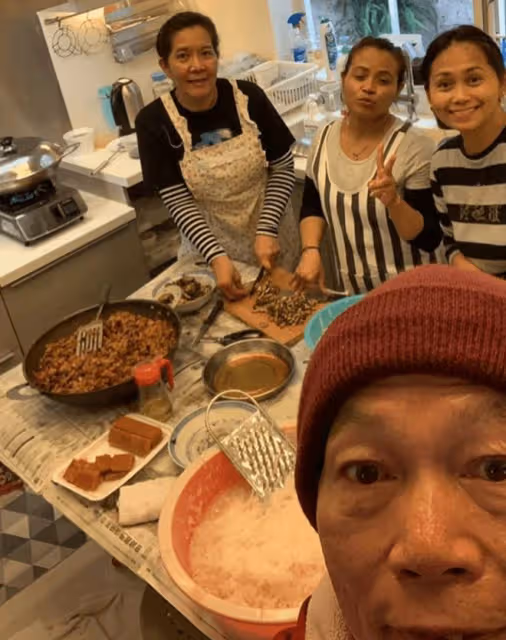 50歲鄭秀文迎春節，親自下廚做賀年食品，用塑料盆蒸蘿蔔糕接地氣