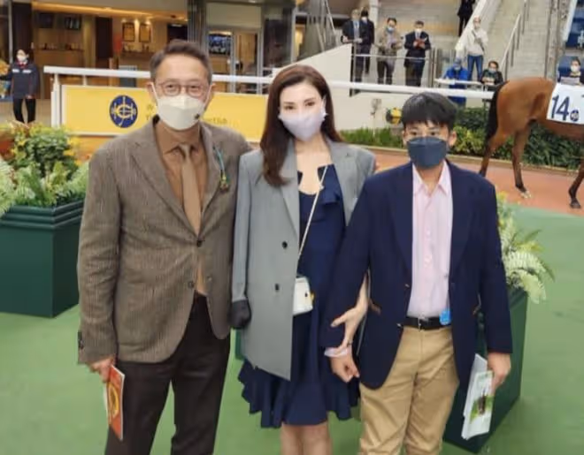 李嘉欣懶理大劉風波，一家三口出席賽馬比賽，與老公手挽手好恩愛