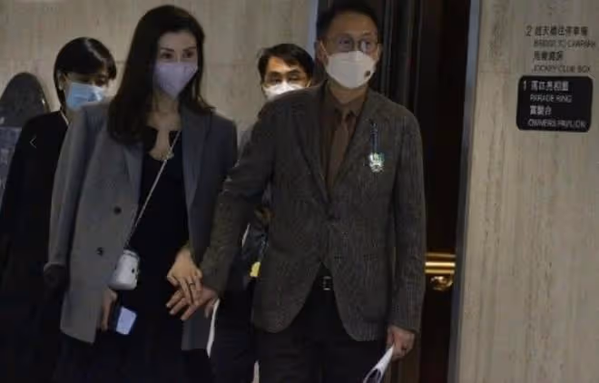 李嘉欣懶理大劉風波，一家三口出席賽馬比賽，與老公手挽手好恩愛