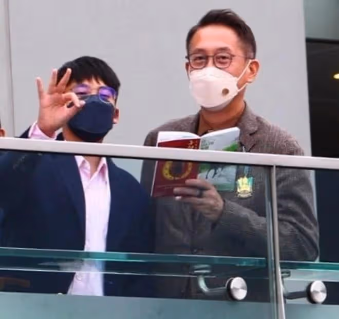 李嘉欣懶理大劉風波，一家三口出席賽馬比賽，與老公手挽手好恩愛