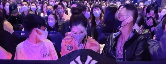 李嘉欣懶理大劉風波，一家三口出席賽馬比賽，與老公手挽手好恩愛
