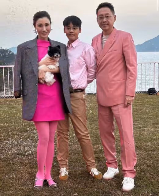 李嘉欣懶理大劉風波，一家三口出席賽馬比賽，與老公手挽手好恩愛