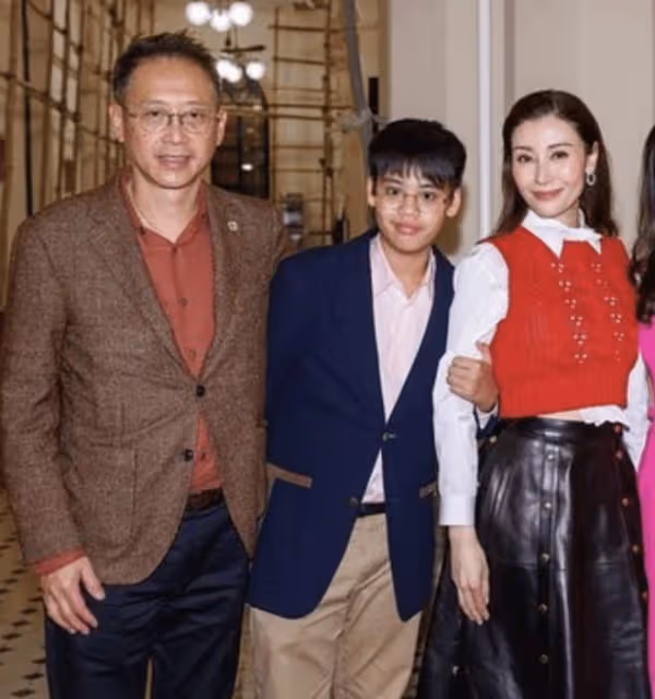 李嘉欣懶理大劉風波，一家三口出席賽馬比賽，與老公手挽手好恩愛