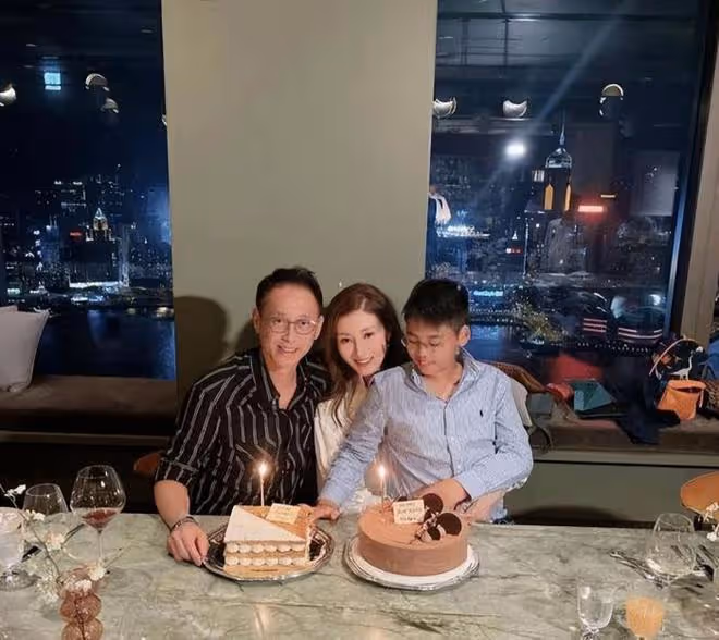 李嘉欣懶理大劉風波，一家三口出席賽馬比賽，與老公手挽手好恩愛