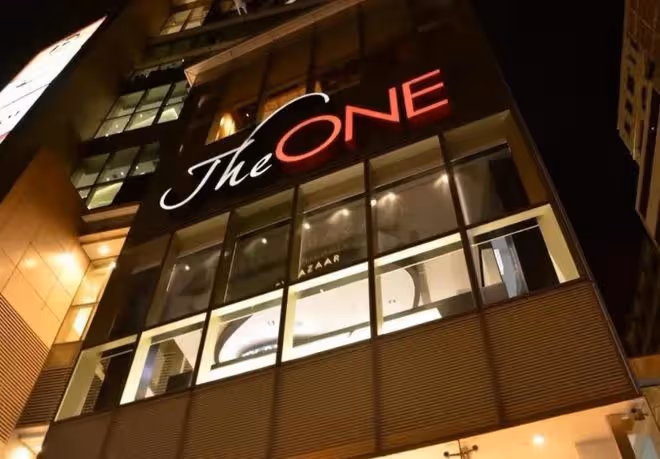 李嘉欣懶理大劉風波，一家三口出席賽馬比賽，與老公手挽手好恩愛