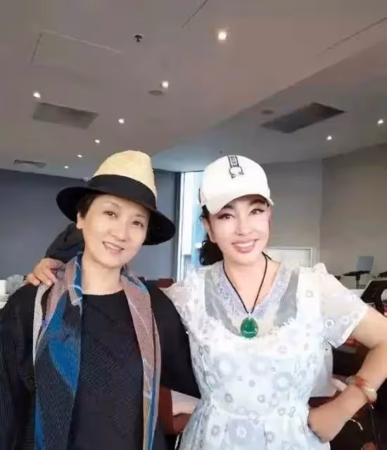 劉曉慶和鄧婕年輕時都是大美女，如今老去，卻是完全不一樣的狀態
