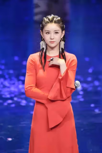 李小萌：看起來很瘦但並不骨感，身材曲線感很好，能駕馭不同造型