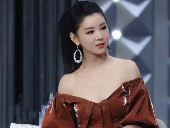 李小萌：看起來很瘦但並不骨感，身材曲線感很好，能駕馭不同造型