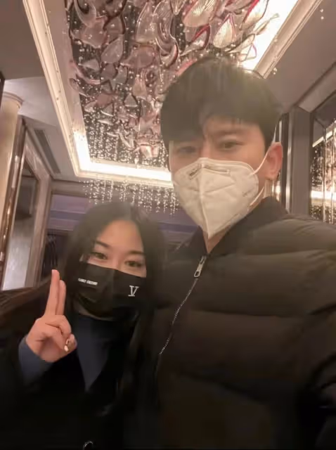 張傑：24小時爆兩大瓜，致張新成手腕受傷，和女粉絲合照被批親密