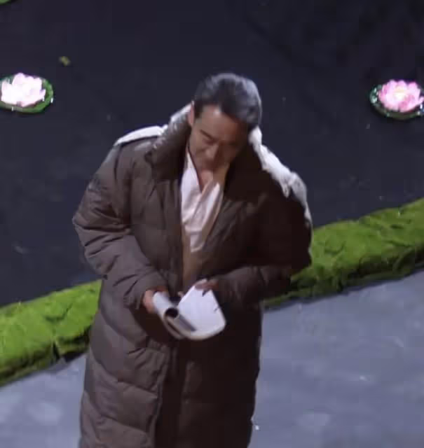 68歲戲骨寇振海罕露面,頭髮茂密身姿挺拔太帥氣,片場秒入戲落淚