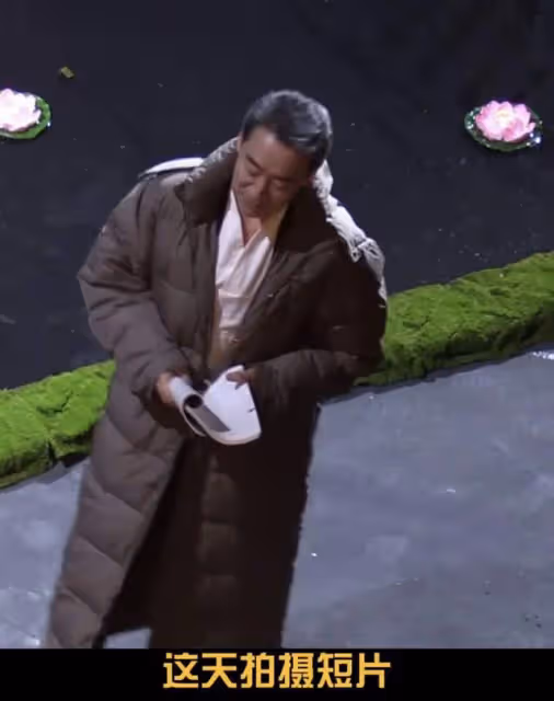 68歲戲骨寇振海罕露面,頭髮茂密身姿挺拔太帥氣,片場秒入戲落淚