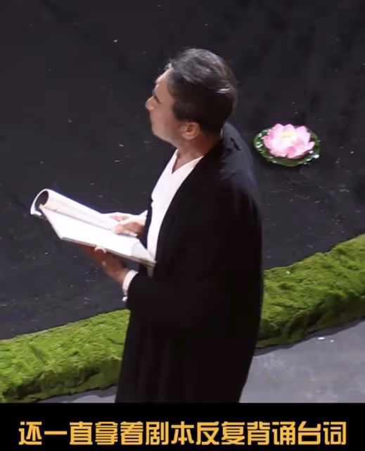 68歲戲骨寇振海罕露面,頭髮茂密身姿挺拔太帥氣,片場秒入戲落淚
