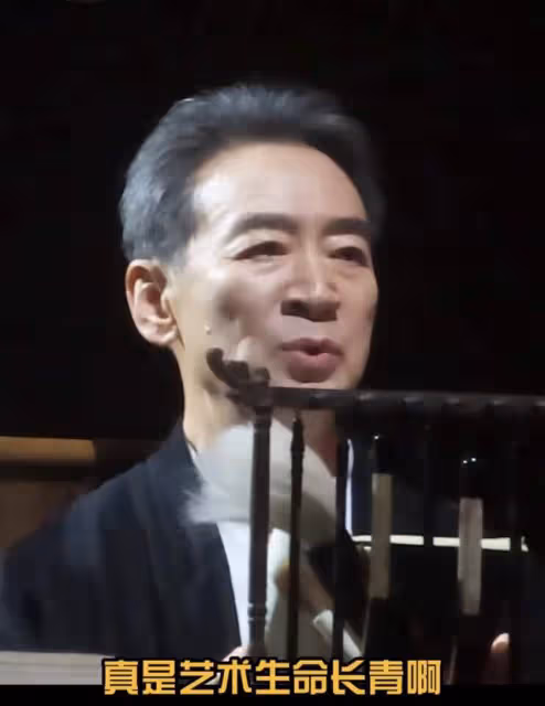 68歲戲骨寇振海罕露面,頭髮茂密身姿挺拔太帥氣,片場秒入戲落淚