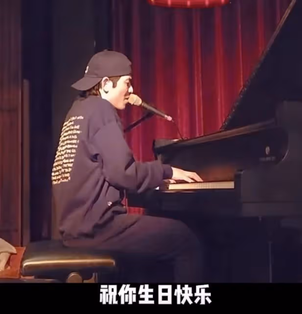蕭敬騰無懼爭議,彈鋼琴為63歲乾媽向太慶生,向華強夫婦起立鼓掌