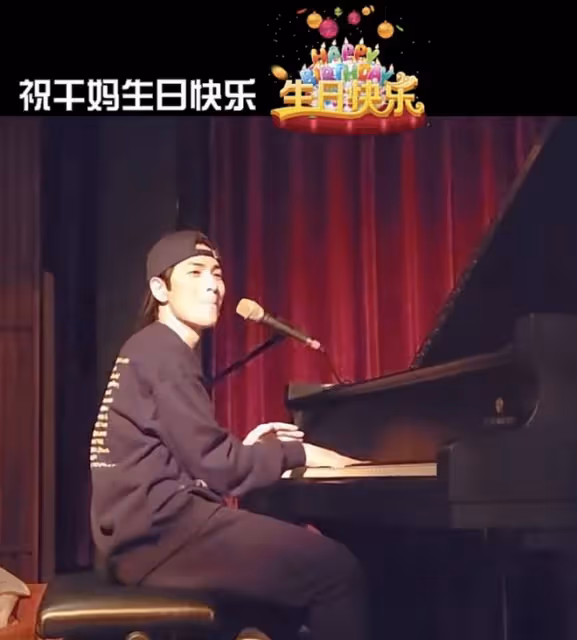 蕭敬騰無懼爭議,彈鋼琴為63歲乾媽向太慶生,向華強夫婦起立鼓掌