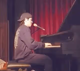 蕭敬騰無懼爭議,彈鋼琴為63歲乾媽向太慶生,向華強夫婦起立鼓掌