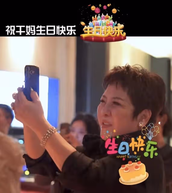 蕭敬騰無懼爭議,彈鋼琴為63歲乾媽向太慶生,向華強夫婦起立鼓掌