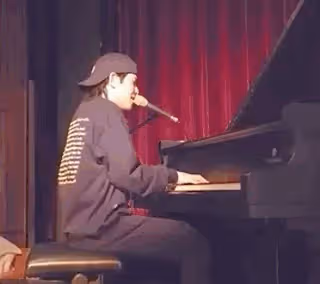 蕭敬騰無懼爭議,彈鋼琴為63歲乾媽向太慶生,向華強夫婦起立鼓掌