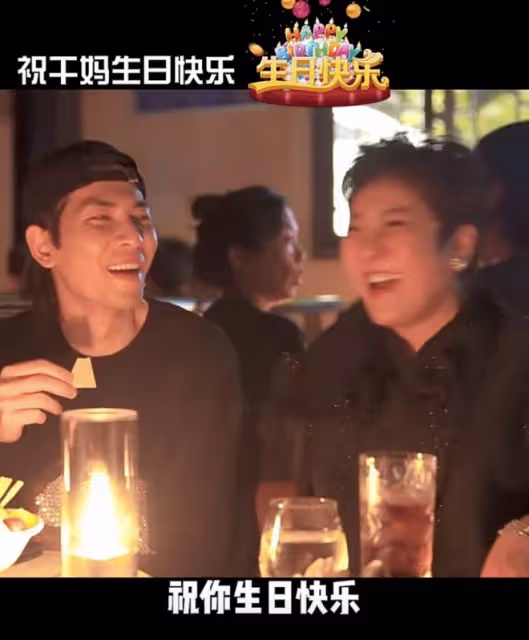 蕭敬騰無懼爭議,彈鋼琴為63歲乾媽向太慶生,向華強夫婦起立鼓掌