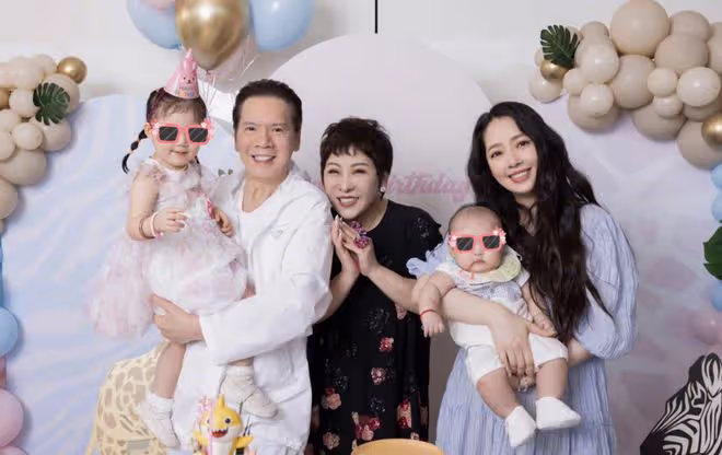 蕭敬騰無懼爭議,彈鋼琴為63歲乾媽向太慶生,向華強夫婦起立鼓掌