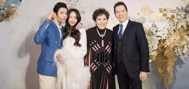 蕭敬騰無懼爭議,彈鋼琴為63歲乾媽向太慶生,向華強夫婦起立鼓掌