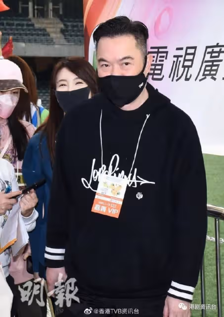 林夏薇與丈夫拍拖出席活動!老公怕丑現場未肯合照