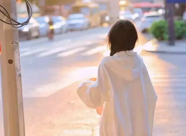 繼母賣掉我媽給我的金鐲子,我恨她,沒想到離婚後她卻給我一套房
