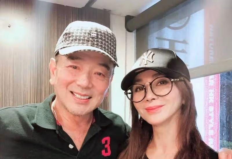 曾帶貨被罵哭❗️張晨光突低調返台「蒼老消瘦近況曝」 甜擁大咖老友網喊「螢幕情侶終合體」