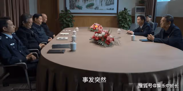突兀的眉毛，對不上嘴的台詞，《狂飆》憑什麼能成王炸劇？