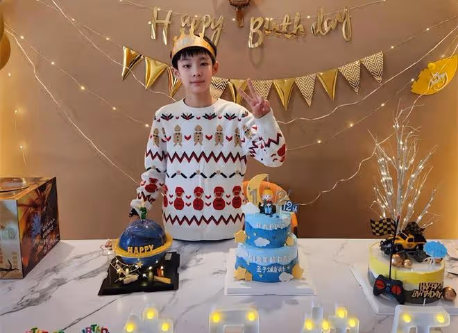 曹穎夫婦為愛子慶生!12歲兒子五官精緻賽明星,穿69元衫難掩帥氣